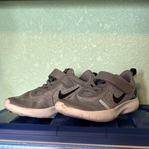 Nike Kids Gray and Black Sneakers, size 1 youth - fair